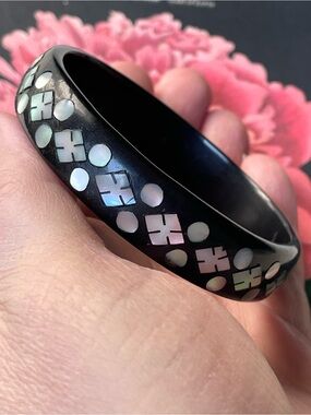Vintage black plastic & mother of pearl inlay bangle bracelet boho